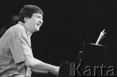 28.11.1998, Kalisz, Polska.
25. Międzynarodowy Festiwal Pianistów Jazzowych. Kuba Stankiewicz Quartet i Inga Lewandowska. Na zdjęciu pianista Kuba Stankiewicz.
Fot. Stanisław Kulawiak, zbiory Ośrodka KARTA