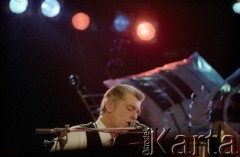 28.11.1998, Kalisz, Polska.
25. Międzynarodowy Festiwal Pianistów Jazzowych. Występ Georgie Fame Quartet, na zdjęciu piosenkarz i klawiszowiec Georgie Fame.
Fot. Stanisław Kulawiak, zbiory Ośrodka KARTA
