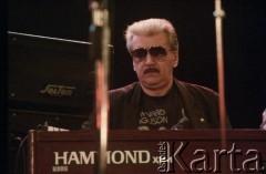 27.11.1998, Kalisz, Polska.
25. Międzynarodowy Festiwal Pianistów Jazzowych. Występ Wojciecha Karolaka i The High Bred Jazz Trio. Na zdjęciu pianista i kompozytor Wojciech Karolak.
Fot. Stanisław Kulawiak, zbiory Ośrodka KARTA