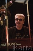 27.11.1998, Kalisz, Polska.
25. Międzynarodowy Festiwal Pianistów Jazzowych. Występ Wojciecha Karolaka i The High Bred Jazz Trio. Na zdjęciu pianista i kompozytor Wojciech Karolak.
Fot. Stanisław Kulawiak, zbiory Ośrodka KARTA