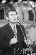 28.11.1998, Kalisz, Polska.
25. Międzynarodowy Festiwal Pianistów Jazzowych. Na zdjęciu dziennikarz muzyczny Marcin Kydryński.
Fot. Stanisław Kulawiak, zbiory Ośrodka KARTA