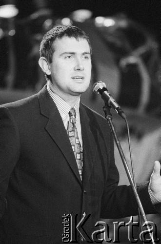 28.11.1998, Kalisz, Polska.
25. Międzynarodowy Festiwal Pianistów Jazzowych. Na zdjęciu dziennikarz muzyczny Marcin Kydryński.
Fot. Stanisław Kulawiak, zbiory Ośrodka KARTA
