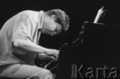28.11.1998, Kalisz, Polska.
25. Międzynarodowy Festiwal Pianistów Jazzowych. Kuba Stankiewicz Quartet i Inga Lewandowska. Na zdjęciu pianista Kuba Stankiewicz.
Fot. Stanisław Kulawiak, zbiory Ośrodka KARTA