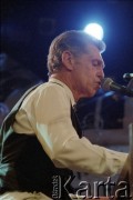 28.11.1998, Kalisz, Polska.
25. Międzynarodowy Festiwal Pianistów Jazzowych. Występ Georgie Fame Quartet, na zdjęciu piosenkarz i klawiszowiec Georgie Fame.
Fot. Stanisław Kulawiak, zbiory Ośrodka KARTA