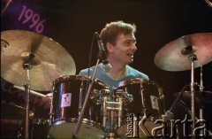 28.11.1998, Kalisz, Polska.
25. Międzynarodowy Festiwal Pianistów Jazzowych. Występ Georgie Fame Quartet, na zdjęciu perkusista James Powell.
Fot. Stanisław Kulawiak, zbiory Ośrodka KARTA