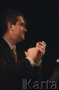 28.11.1998, Kalisz, Polska.
25. Międzynarodowy Festiwal Pianistów Jazzowych. Na zdjęciu dziennikarz muzyczny Marcin Kydryński.
Fot. Stanisław Kulawiak, zbiory Ośrodka KARTA