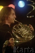 28.11.1998, Kalisz, Polska.
25. Międzynarodowy Festiwal Pianistów Jazzowych. Michaił Alperin Moscow Art Trio. Na zdjęciu Arkady Shilkloper.
Fot. Stanisław Kulawiak, zbiory Ośrodka KARTA