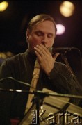 28.11.1998, Kalisz, Polska.
25. Międzynarodowy Festiwal Pianistów Jazzowych. Michaił Alperin Moscow Art Trio. Na zdjęciu Siergiej Starostin.
Fot. Stanisław Kulawiak, zbiory Ośrodka KARTA