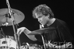 26.11.1999, Kalisz, Polska.
26. Międzynarodowy Festiwal Pianistów Jazzowych. Włodzimierz Pawlik Trio. Na zdjęciu perkusista Cezary Konrad.
Fot. Stanisław Kulawiak, zbiory Ośrodka KARTA
