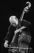 26.11.1999, Kalisz, Polska.
26. Międzynarodowy Festiwal Pianistów Jazzowych. Włodzimierz Pawlik Trio. Kontrabasista Zbigniew Wegehaupt.
Fot. Stanisław Kulawiak, zbiory Ośrodka KARTA