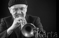 26.11.1999, Kalisz, Polska.
26. Międzynarodowy Festiwal Pianistów Jazzowych. Na zdjęciu trębacz i kompozytor Tomasz Stańko.
Fot. Stanisław Kulawiak, zbiory Ośrodka KARTA