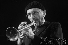 26.11.1999, Kalisz, Polska.
26. Międzynarodowy Festiwal Pianistów Jazzowych. Na zdjęciu trębacz i kompozytor Tomasz Stańko.
Fot. Stanisław Kulawiak, zbiory Ośrodka KARTA