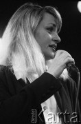 26.11.1999, Kalisz, Polska.
26. Międzynarodowy Festiwal Pianistów Jazzowych. Na zdjęciu wokalistka Izabela Zając.
Fot. Stanisław Kulawiak, zbiory Ośrodka KARTA