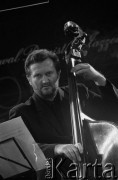 26.11.1999, Kalisz, Polska.
26. Międzynarodowy Festiwal Pianistów Jazzowych. Na zdjęciu kontrabasista Andrzej Cudzich. 
Fot. Stanisław Kulawiak, zbiory Ośrodka KARTA