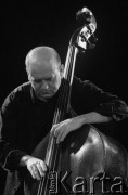 26.11.1999, Kalisz, Polska.
26. Międzynarodowy Festiwal Pianistów Jazzowych. Włodzimierz Pawlik Trio. Kontrabasista Zbigniew Wegehaupt.
Fot. Stanisław Kulawiak, zbiory Ośrodka KARTA