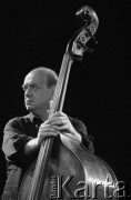 26.11.1999, Kalisz, Polska.
26. Międzynarodowy Festiwal Pianistów Jazzowych. Włodzimierz Pawlik Trio. Kontrabasista Zbigniew Wegehaupt.
Fot. Stanisław Kulawiak, zbiory Ośrodka KARTA