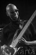 27.11.1999, Kalisz, Polska.
26. Międzynarodowy Festiwal Pianistów Jazzowych. Występ Nikki Yeoh Trio, na zdjęciu gitarzysta Michael Mondesir.
Fot. Stanisław Kulawiak, zbiory Ośrodka KARTA