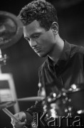 27.11.1999, Kalisz, Polska.
26. Międzynarodowy Festiwal Pianistów Jazzowych. Występ Nikki Yeoh Trio, na zdjęciu perkusista Keith Le Blanc.
Fot. Stanisław Kulawiak, zbiory Ośrodka KARTA