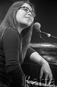 27.11.1999, Kalisz, Polska.
26. Międzynarodowy Festiwal Pianistów Jazzowych. Występ Nikki Yeoh Trio, na zdjęciu pianistka i kompozytorka Nikki Yeoh.
Fot. Stanisław Kulawiak, zbiory Ośrodka KARTA