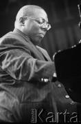 27.11.1999, Kalisz, Polska.
26. Międzynarodowy Festiwal Pianistów Jazzowych. Na zdjęciu pianistka Cyrus Chestnut.
Fot. Stanisław Kulawiak, zbiory Ośrodka KARTA