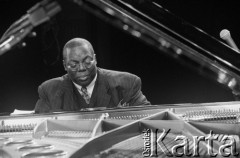 27.11.1999, Kalisz, Polska.
26. Międzynarodowy Festiwal Pianistów Jazzowych. Na zdjęciu pianistka Cyrus Chestnut.
Fot. Stanisław Kulawiak, zbiory Ośrodka KARTA