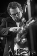 27.11.1999, Kalisz, Polska.
26. Międzynarodowy Festiwal Pianistów Jazzowych. Na zdjęciu kontrabasista Mariusz Bogdanowicz.
Fot. Stanisław Kulawiak, zbiory Ośrodka KARTA