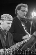 27.11.1999, Kalisz, Polska.
26. Międzynarodowy Festiwal Pianistów Jazzowych. Na zdjęciu saksofonista Wojciech Staroniewicz i skrzypek Maciej Strzelczyk.
Fot. Stanisław Kulawiak, zbiory Ośrodka KARTA