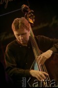 28.11.1999, Kalisz, Polska.
26. Międzynarodowy Festiwal Pianistów Jazzowych. Andrzej Jagodziński Trio. Na zdjęciu kontrabasista Zbigniew Wegehaupt.
Fot. Stanisław Kulawiak, zbiory Ośrodka KARTA