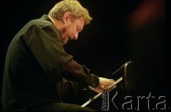 28.11.1999, Kalisz, Polska.
26. Międzynarodowy Festiwal Pianistów Jazzowych. Andrzej Jagodziński Trio. Na zdjęciu pianista Andrzej Jagodziński.
Fot. Stanisław Kulawiak, zbiory Ośrodka KARTA