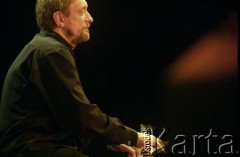28.11.1999, Kalisz, Polska.
26. Międzynarodowy Festiwal Pianistów Jazzowych. Andrzej Jagodziński Trio. Na zdjęciu pianista Andrzej Jagodziński.
Fot. Stanisław Kulawiak, zbiory Ośrodka KARTA