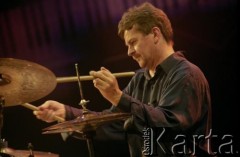28.11.1999, Kalisz, Polska.
26. Międzynarodowy Festiwal Pianistów Jazzowych. Andrzej Jagodziński Trio. Na zdjęciu perkusista Czesław Bartkowski.
Fot. Stanisław Kulawiak, zbiory Ośrodka KARTA