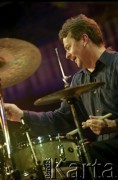 28.11.1999, Kalisz, Polska.
26. Międzynarodowy Festiwal Pianistów Jazzowych. Andrzej Jagodziński Trio. Na zdjęciu perkusista Czesław Bartkowski.
Fot. Stanisław Kulawiak, zbiory Ośrodka KARTA