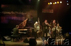 28.11.1999, Kalisz, Polska.
26. Międzynarodowy Festiwal Pianistów Jazzowych. Występ Oliver Kent and Worry Later; na zdjęciu: Oliver Kent, Roman Schwaller, Bert Joris, Marc Abrams, Christian Salfellner, Oliver Kent i Worry Later.
Fot. Stanisław Kulawiak, zbiory Ośrodka KARTA