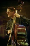 28.11.1999, Kalisz, Polska.
26. Międzynarodowy Festiwal Pianistów Jazzowych. Występ Kirk Lightsey Trio, na zdjęciu kontrabasista Tibor Elekes. 
Fot. Stanisław Kulawiak, zbiory Ośrodka KARTA