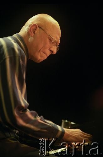 28.11.1999, Kalisz, Polska.
26. Międzynarodowy Festiwal Pianistów Jazzowych. Występ Kirk Lightsey Trio, na zdjęciu pianista Kirk Lightsey.
Fot. Stanisław Kulawiak, zbiory Ośrodka KARTA