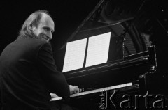 26.11.1999, Kalisz, Polska.
26. Międzynarodowy Festiwal Pianistów Jazzowych. Włodzimierz Pawlik Trio. Na zdjęciu kompozytor i pianista Włodzimierz Pawlik.
Fot. Stanisław Kulawiak, zbiory Ośrodka KARTA