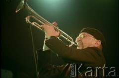 26.11.1999, Kalisz, Polska.
26. Międzynarodowy Festiwal Pianistów Jazzowych. Na zdjęciu trębacz i kompozytor Tomasz Stańko.
Fot. Stanisław Kulawiak, zbiory Ośrodka KARTA
