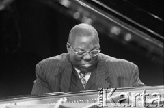 27.11.1999, Kalisz, Polska.
26. Międzynarodowy Festiwal Pianistów Jazzowych. Na zdjęciu pianistka Cyrus Chestnut.
Fot. Stanisław Kulawiak, zbiory Ośrodka KARTA