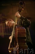28.11.1999, Kalisz, Polska.
26. Międzynarodowy Festiwal Pianistów Jazzowych. Występ Kirk Lightsey Trio, na zdjęciu kontrabasista Tibor Elekes. 
Fot. Stanisław Kulawiak, zbiory Ośrodka KARTA