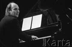26.11.1999, Kalisz, Polska.
26. Międzynarodowy Festiwal Pianistów Jazzowych. Włodzimierz Pawlik Trio. Na zdjęciu kompozytor i pianista Włodzimierz Pawlik.
Fot. Stanisław Kulawiak, zbiory Ośrodka KARTA