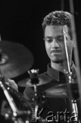 27.11.1999, Kalisz, Polska.
26. Międzynarodowy Festiwal Pianistów Jazzowych. Występ Nikki Yeoh Trio, na zdjęciu perkusista Keith Le Blanc.
Fot. Stanisław Kulawiak, zbiory Ośrodka KARTA
