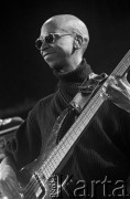 27.11.1999, Kalisz, Polska.
26. Międzynarodowy Festiwal Pianistów Jazzowych. Występ Nikki Yeoh Trio, na zdjęciu gitarzysta Michael Mondesir.
Fot. Stanisław Kulawiak, zbiory Ośrodka KARTA