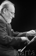 27.11.1999, Kalisz, Polska.
26. Międzynarodowy Festiwal Pianistów Jazzowych. Multiinstrumentalista i kompozytor Włodzimierz Nahorny.
Fot. Stanisław Kulawiak, zbiory Ośrodka KARTA