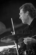 27.11.1999, Kalisz, Polska.
26. Międzynarodowy Festiwal Pianistów Jazzowych. Na zdjęciu perkusista Piotr Biskupski.
Fot. Stanisław Kulawiak, zbiory Ośrodka KARTA