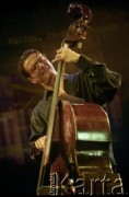 28.11.1999, Kalisz, Polska.
26. Międzynarodowy Festiwal Pianistów Jazzowych. Występ Kirk Lightsey Trio, na zdjęciu kontrabasista Tibor Elekes. 
Fot. Stanisław Kulawiak, zbiory Ośrodka KARTA