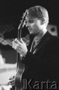 24.11.2000, Kalisz, Polska.
27. Międzynarodowy Festiwal Pianistów Jazzowych. Występ Julian Joseph Acoustic Trio. Na zdjęciu gitarzysta Adam Salkeld.
Fot. Stanisław Kulawiak, zbiory Ośrodka KARTA