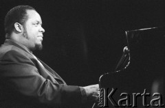 24.11.2000, Kalisz, Polska.
27. Międzynarodowy Festiwal Pianistów Jazzowych. Występ Julian Joseph Acoustic Trio. Na zdjęciu pianista Julian Joseph.
Fot. Stanisław Kulawiak, zbiory Ośrodka KARTA