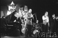 24.11.2000, Kalisz, Polska.
27. Międzynarodowy Festiwal Pianistów Jazzowych. Występ Jazz Band Ball Orchestra. Na zdjęciu: Wojciech Groborz, Anatol Lisiecki, Jacek Mazur, Wiesław Jamioł, Jan Kudyk, Marek Michalak.
Fot. Stanisław Kulawiak, zbiory Ośrodka KARTA