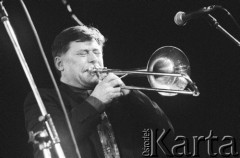 24.11.2000, Kalisz, Polska.
27. Międzynarodowy Festiwal Pianistów Jazzowych. Występ Jazz Band Ball Orchestra. Na zdjęciu puzonista i kompozytor Marek Michalak.
Fot. Stanisław Kulawiak, zbiory Ośrodka KARTA