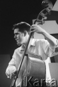 24.11.2000, Kalisz, Polska.
27. Międzynarodowy Festiwal Pianistów Jazzowych. Występ Julian Joseph Acoustic Trio. Na zdjęciu basista i kompozytor Orlando Le Fleming.
Fot. Stanisław Kulawiak, zbiory Ośrodka KARTA